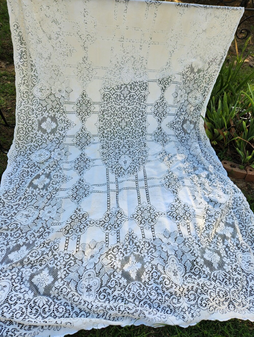 ANTIQUE WHITE QUAKER STYLE VINTAGE SOFT LACE TABLECLOTH
